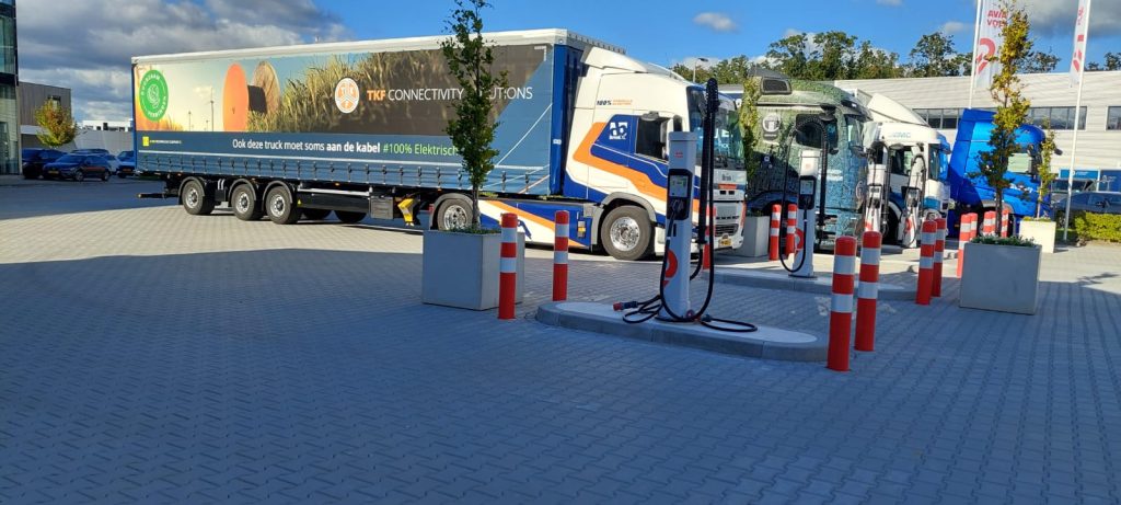 Nieuwe groot openbaar trucklaadplein in Enter