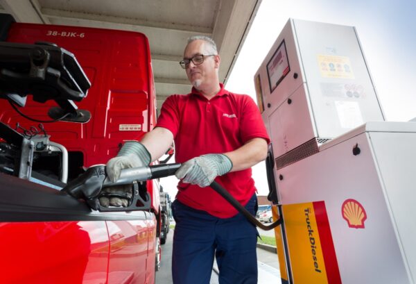 Den Hartogh Logistics gaat de CO2-uitstoot van zijn wagenpark compenseren via deelname aan het CO2-compensatieprogramma van Shell.