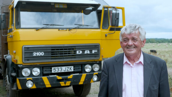 Ier John Tarrent voor zijn DAF 2100 die hij in 1984 kocht en die nog steeds in gebruik is. Daf Trucks zoekt de oudste truck die nog in gebruik is.