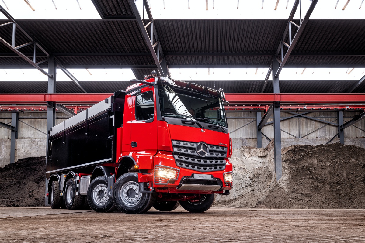 nieuwe vrachtwagen van mercedes-benz trucks