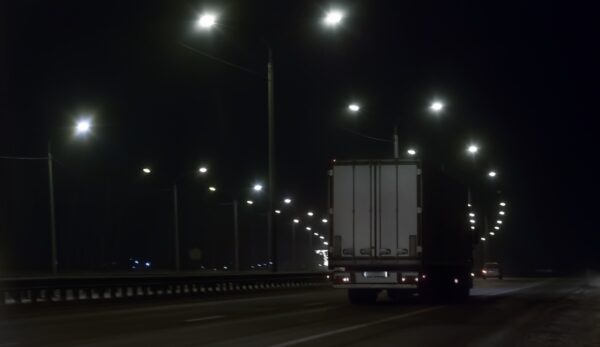 vrachtwagen op donkere snelweg avondklok