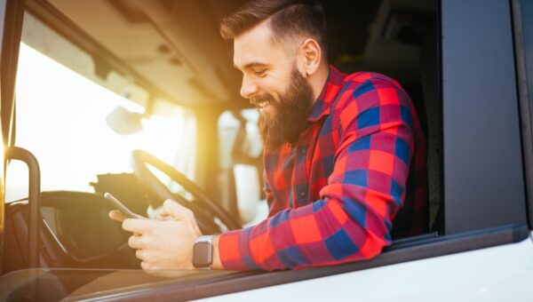 chauffeur met smartphone vrachtwagenchauffeurs