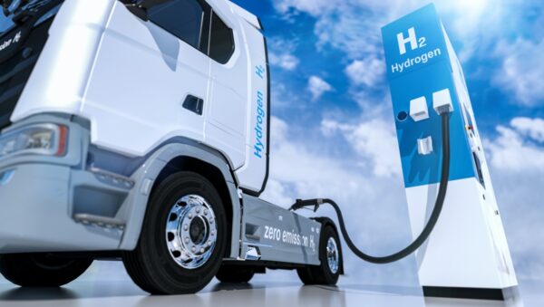 vrachtwagen tankt waterstof co2-uitstoot