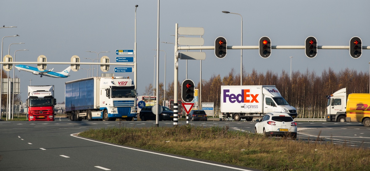 vrachtwagens op kruispunt met verkeerslichten connected transport corridor