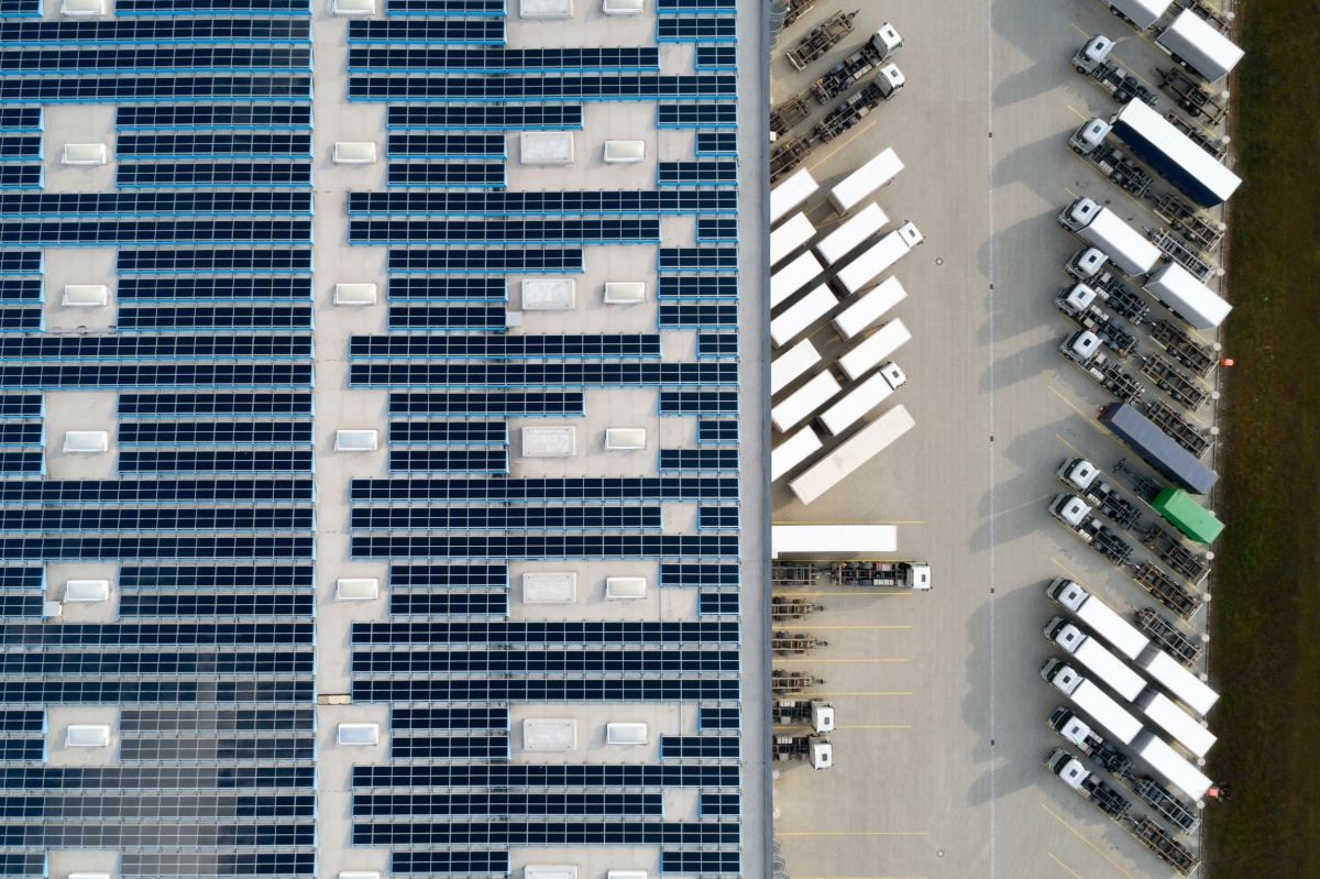 elektrisch vrachtvervoer stimuleren door zonnepanelen op daken van distributiecentra