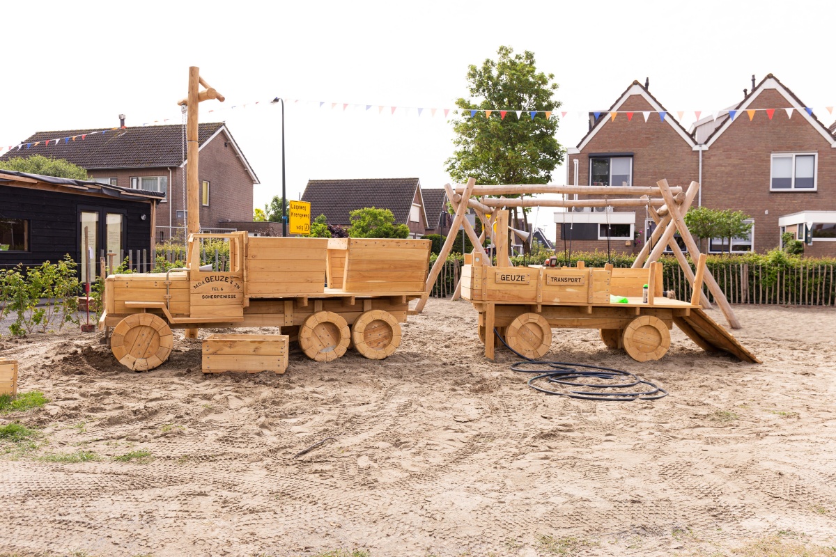 houten speelvrachtwagen in zandbak scherpenisse