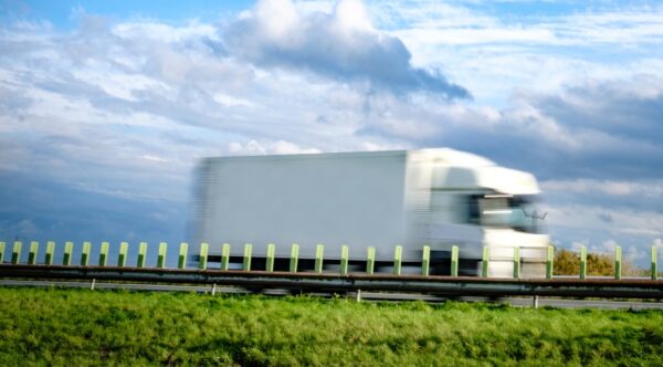 vrachtwagen met tegenwind op snelweg tracébesluit