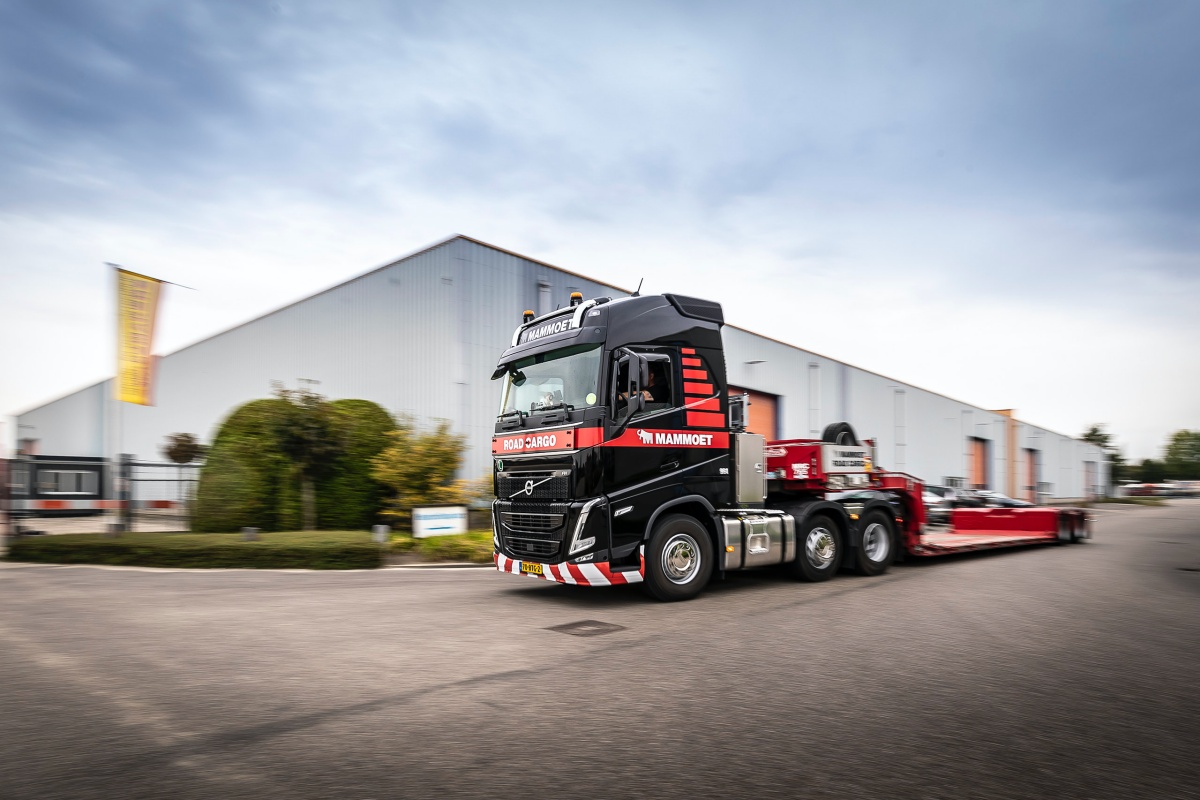 nieuwe volvo-trucks voor mammoet road cargo