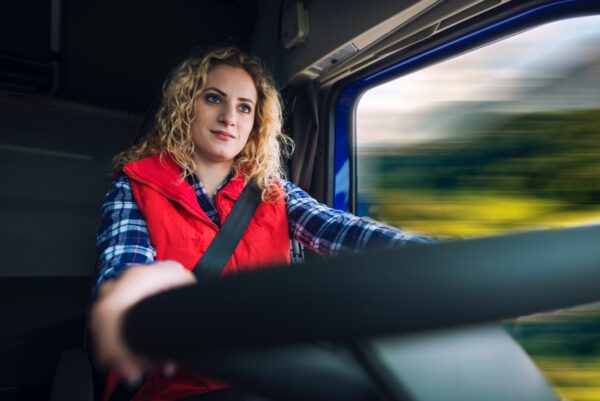 transportsector moet meer vrouwen en jongeren werven als vrachtwagenchauffeur