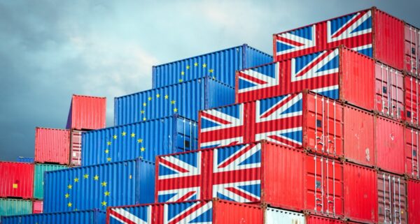 zeecontainers met vlag EU en Verenigd Koninkrijk brexit